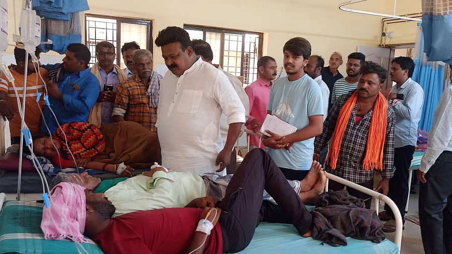 ರಾಣೆಬೆನ್ನೂರು ತಾಲ್ಲೂಕಿನ ತಿಮ್ಮೇನಹಳ್ಳಿ ಗ್ರಾಮದ ಗೃಹ ಪ್ರವೇಶದ ಊಟ ಸೇವಿಸಿ ಅಸ್ವಸ್ಥಗೊಂಡಿದ್ದ 37ಕ್ಕೂ ಹೆಚ್ಚು ಜನರಿಗೆ ತುಮ್ಮಿನಕಟ್ಟಿ ಸರ್ಕಾರಿ ಆಸ್ಪತ್ರೆಯಲ್ಲಿ ಚಿಕಿತ್ಸೆ ನೀಡಲಾಯಿತು