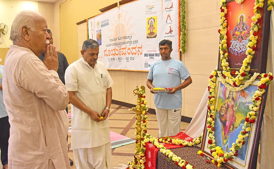 ಸಮರ್ಥ ಭಾರತ ಆಯೋಜಿಸಿದ್ದ ಸ್ವಾತಂತ್ರ್ಯೋತ್ಸವ ಕಾರ್ಯಕ್ರಮದಲ್ಲಿ ಮೋಹನ್ ಭಾಗವತ್ ಅವರು ಭಾರತಾಂಬೆಯ ಭಾವಚಿತ್ರಕ್ಕೆ ಪುಷ್ಪ ನಮನ ಸಲ್ಲಿಸಿದರು. ಆರ್ಎಸ್ಎಸ್ ಸಹ ಸರಕಾರ್ಯವಾಹ ದತ್ತಾತ್ರೇಯ ಹೊಸಬಾಳೆ ಇದ್ದಾರೆ -ಪ್ರಜಾವಾಣಿ ಚಿತ್ರ