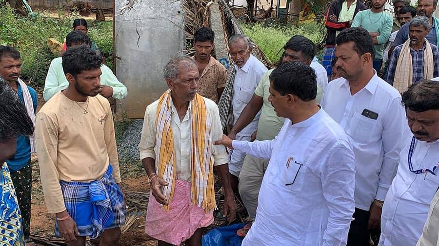 ಜಗಳೂರು ತಾಲ್ಲೂಕಿನ ಜ್ಯೋತಿಪುರ ಗ್ರಾಮದಲ್ಲಿ ಶನಿವಾರ ವಿದ್ಯುತ್ ಆಕಸ್ಮಿಕದಿಂದ ಮನೆ ಸುಟ್ಟಿರುವ ಕುಟುಂಬಕ್ಕೆ ಶಾಸಕ ಬಿ. ದೇವೇಂದ್ರಪ್ಪ ದೈರ್ಯ ತುಂಬಿದರು.