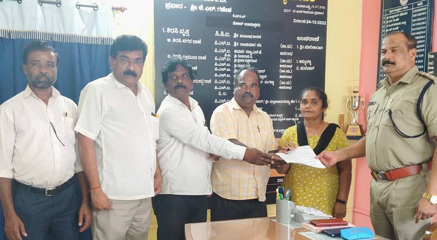 ಅರಣ್ಯ ಹಕ್ಕು ಕಾಯಿದೆ ಅಡಿ ಸಲ್ಲಿಸಿದ ಅರ್ಜಿಯ ಕಡತ ಹುಡುಕಿ ಕೊಡಲು ಹಾಗೂ ಕರ್ತವ್ಯ ಚ್ಯುತಿ ಎಸಗಿದ ಅಧಿಕಾರಿಯ ವಿರುದ್ಧ ಕಾನೂನು ಕ್ರಮ ಜರುಗಿಸುವ ಸಂಬಂಧ ಡಿವೈಎಸ್ಪಿ ಗಣೇಶ ಕೆ.ಎಲ್. ಬಳಿ ದೂರು ಸಲ್ಲಿಸಲಾಯಿತು 