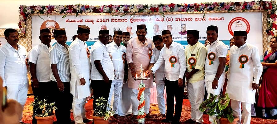 ಕಾರಟಗಿಯಲ್ಲಿ ಭಾನುವಾರ ಬಣಜಿಗ ಸಮಾಜದ ಕ್ಷೇಮಾಭಿವೃದ್ಧಿ ಸಂಘದ ತಾಲ್ಲೂಕು ಘಟಕದಿಂದ ನಡೆದ ಪ್ರತಿಭಾ ಪುರಸ್ಕಾರ ಕಾರ್ಯಕ್ರಮಕ್ಕೆ ಉಸ್ತುವಾರಿ ಸಚಿವ ಶಿವರಾಜ್ ತಂಗಡಗಿ ಚಾಲನೆ ನೀಡಿದರು