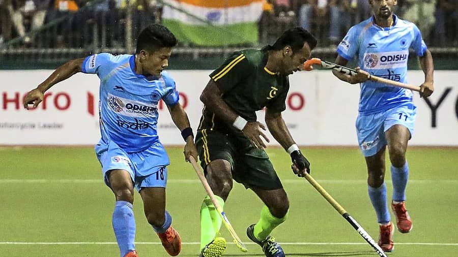 ಭಾರತ ಮತ್ತು ಪಾಕಿಸ್ತಾನದ ಆಟಗಾರರ ಪೈಪೋಟಿಯ ಕ್ಷಣ –ಪಿಟಿಐ ಚಿತ್ರ