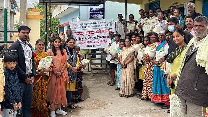 ಮಾಗಡಿ ತಾಲ್ಲೂಕಿನ ಹಕ್ಕಿನಾಳು ದತ್ತು ಗ್ರಾಮದಲ್ಲಿ ಕೆವಿಕೆ ವತಿಯಿಂದ ಹೊಸತಳಿ ರಾಗಿ ಪರಿಚಯ ಕಾರ್ಯಕ್ರಮಕ್ಕೆ ಡಾ.ಲತಾ.ಆರ್.ಕುಲಕರ್ಣಿ ಚಾಲನೆ ನೀಡಿದರು. ವಿಜ್ಞಾನಿಗಳಾದ ಡಾ.ದಿನೇಶ್, ಡಾ.ರಾಜೇಂದ್ರಪ್ರಸಾದ್, ಶಾಂತಬಾಲಗೊಂಡ, ಡಾ.ಸೌಜನ್ಯ ಹಾಗೂ ರೈತರು ಇದ್ದರು