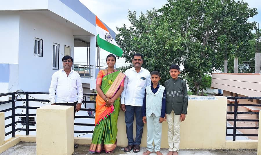 ತಾವರಗೇರಾದ ಶಕುಂತಲಾ ನಾಲ್ತವಾಡ ಕುಟುಂಬದ ಸದಸ್ಯರು ತ್ರಿವರ್ಣ ಧ್ವಜದ ಜೊತೆ ತೆಗೆಸಿಕೊಂಡ ಫೋಟೊ
