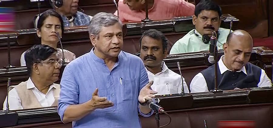 ಕೇಂದ್ರ ಐಟಿ ಸಚಿವ  ಅಶ್ವಿನಿ ವೈಷ್ಣವ್ ರಾಜ್ಯಸಭೆಯಲ್ಲಿ ಬುಧವಾರ ಮಾತನಾಡಿದರು –ಪಿಟಿಐ ಚಿತ್ರ
