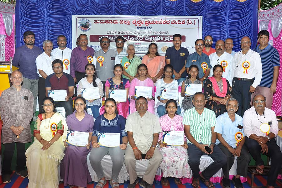 ತುಮಕೂರಿನಲ್ಲಿ ಭಾನುವಾರ ರೈಲ್ವೆ ಪ್ರಯಾಣಿಕರ ವೇದಿಕೆಯಿಂದ ಹಮ್ಮಿಕೊಂಡಿದ್ದ ಕಾರ್ಯಕ್ರಮದಲ್ಲಿ ಪ್ರತಿಭಾವಂತ ವಿದ್ಯಾರ್ಥಿಗಳನ್ನು ಅಭಿನಂದಿಸಲಾಯಿತು. ವೇದಿಕೆ ಅಧ್ಯಕ್ಷೆ ಬಾ.ಹ.ರಮಾಕುಮಾರಿ, ಪ್ರಧಾನ ಕಾರ್ಯದರ್ಶಿ ಕರಣಂ ರಮೇಶ್, ಪಾಲಿಕೆ ಸದಸ್ಯೆ ಗಿರಿಜಾ, ರೋಟರಿ ಪದಾಧಿಕಾರಿಗಳಾದ ಸಿ.ನಾಗರಾಜ್, ಎಸ್.ಎಲ್.ಕಾಡದೇವರ ಮಠ್, ಭಾಗ್ಯಲಕ್ಷ್ಮಿ ಇತರರು ಇದ್ದರು