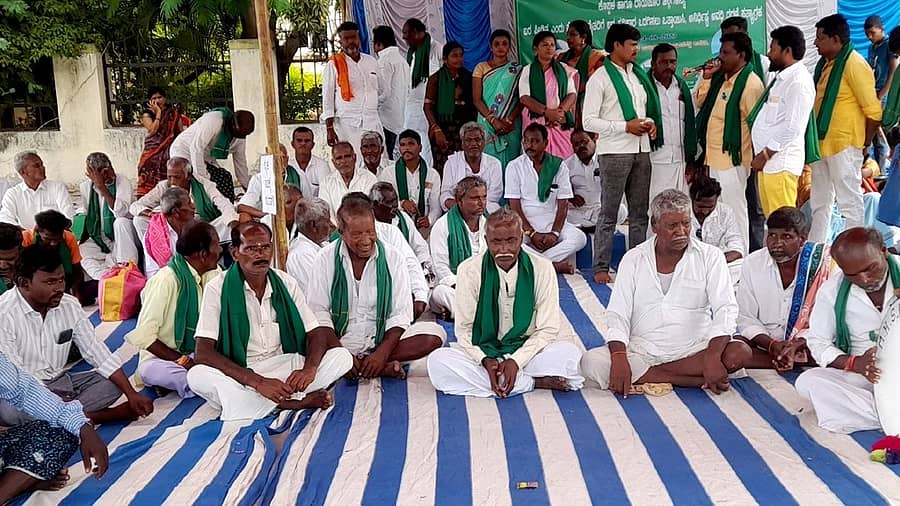 ಕಾರಟಗಿಯ ತಹಶೀಲ್ದಾರ್ ಕಚೇರಿ ಮುಂಭಾಗದಲ್ಲಿ ಕೃಷಿ ಕರ್ನಾಟಕ ರಾಜ್ಯ ರೈತ ಸಂಘದ ನೇತೃತ್ವದಲ್ಲಿ ನಡೆಯುತ್ತಿರುವ ಅನಿರ್ಧಿಷ್ಟಾವಧಿ ಧರಣಿ ಶುಕ್ರವಾರ 2ನೇ ದಿನಕ್ಕೆ ಕಾಲಿರಿಸಿದೆ