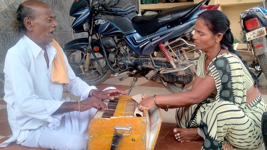 ಶ್ರೀನಿವಾಸಪುರ ತಾಲ್ಲೂಕಿನ ಪನಸಮಾಕನಹಳ್ಳಿ ಗ್ರಾಮದ ಮನೆಯೊಂದರ ಮುಂದೆ ಮಗಳೊಂದಿಗೆ ಹಾರ್ಮೋನಿಯಂ ನುಡಿಸುತ್ತ ಹಾಡುತ್ತಿರುವ ತೊಗಲು ಗೊಂಬೆ ಕಲಾವಿದ ಸತ್ಯನಾರಾಯಣ