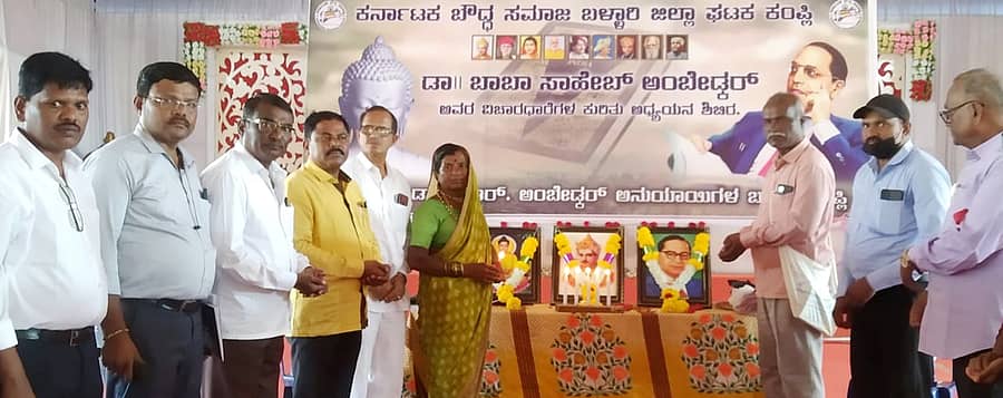 ಕಂಪ್ಲಿಯಲ್ಲಿ ಭಾನುವಾರ ಹಮ್ಮಿಕೊಂಡಿದ್ದ ಡಾ. ಅಂಬೇಡ್ಕರ್ ವಿಚಾರಧಾರೆಗಳ ತರಬೇತಿ ಶಿಬಿರಕ್ಕೆ ಸಾಹಿತಿ ರಮೇಶ್ ಗಬ್ಬೂರು ಚಾಲನೆ ನೀಡಿದರು