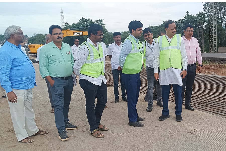 ಯಮಕನಮರಡಿ ಸಮೀಪದ ಮಣಗುತ್ತಿ ಬಳಿ ಬುಧವಾರ ಪುಣೆ-ಬೆಂಗಳೂರು ಹೆದ್ದಾರಿ–4ರ ಕಾಮಗಾರಿಯನ್ನು ಸಂಸದ ಅಣ್ಣಾಸಾಹೇಬ ಜೊಲ್ಲೆ ವೀಕ್ಷಿಸಿದರು