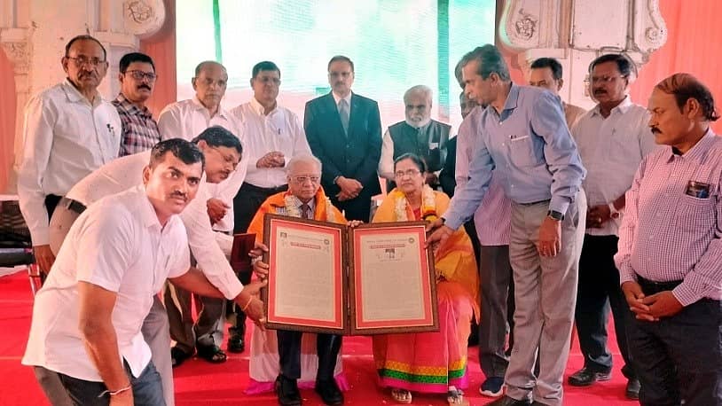 ಜಮಖಂಡಿಯ ಬಿಎಲ್‌ಡಿಇ ಸಂಸ್ಥೆಯ ದರ್ಬಾರ್ ಹಾಲ್‌ನಲ್ಲಿ ಶನಿವಾರ ಕರ್ನಾಟಕ ಇತಿಹಾಸ ಪರಿಷತ್ತಿನ 33ನೇ ಮಹಾಅಧಿವೇಶನದಲ್ಲಿ ರಾಜರ್ಷಿ ಡಾ.ಡಿ.ವೀರೇಂದ್ರ ಹೆಗಡೆ ಪ್ರಶಸ್ತಿಯನ್ನು ಪ್ರೊ ಎಸ್.ರಾಜಶೇಖರ ದಂಪತಿಗೆ ನೀಡಲಾಯಿತು