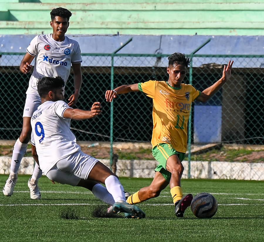 ಸ್ಟೂಡೆಂಟ್ಸ್‌ ಯೂನಿಯನ್‌ ಎಫ್‌ಸಿ ತಂಡದ ಪ್ರತೀಕ್‌ ಸ್ವಾಮಿ (ಎಡ) ಮತ್ತು ಕೊಡಗು ಎಫ್‌ಸಿ ತಂಡದ ಹೈವಾನ್ಭಾ ದಖರ್ ನಡುವೆ ಚೆಂಡಿಗಾಗಿ ಪೈಪೋಟಿ –ಪ್ರಜಾವಾಣಿ ಚಿತ್ರ/ ಬಿ.ಎಚ್‌. ಶಿವಕುಮಾರ್‌