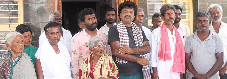 ಮಾಗಡಿ ತಾಲ್ಲೂಕಿನ ಹನುಮಾಪುರದ ಉಡುಸಲಮ್ಮ ದೇವಾಲಯಕ್ಕೆ ಒಂದು ಗುಂಪಿನವರು ಹಾಕಿದ್ದ ಬೀಗವನ್ನು ಒಡೆದು ಹಾಕಿದ ಮತ್ತೊಂದು ಗುಂಪಿನ ಮುಖಂಡ ಕನ್ನಡ ಕುಮಾರ್ ಮಾತನಾಡಿದರು