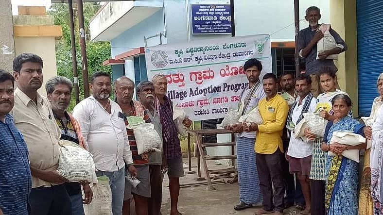 ಮಾಗಡಿ ತಾಲ್ಲೂಕಿನ ಕೆವಿಕೆಯಲ್ಲಿ ನಡೆದ ಅಲಸಂದೆ ಹೊಸತಳಿಯ ಪ್ರಾತ್ಯಕ್ಷಿಕೆಯಲ್ಲಿ ವಿಜ್ಞಾನಿ ಡಾ.ದಿನೇಶ್ ರೈತರಿಗೆ ಮಾಹಿತಿ ನೀಡಿದರು. ಕೆವಿಕೆ ಮುಖ್ಯಸ್ಥೆ ಡಾ.ಲತಾ ಆರ್.ಕುಲಕರ್ಣಿ, ಡಾ.ಸೌಜನ್ಯಾ ಇದ್ದರು