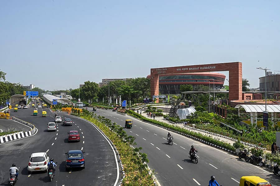 ಜಿ 20 ಶೃಂಗಸಭೆಗಾಗಿ ನವದೆಹಲಿಯನ್ನು ಸಿಂಗರಿಸಲಾಗುತ್ತಿದ್ದು, ಭಾರತ್ ಮಂಟಪಮ್ ಬಳಿ ಗಿಡಗಳು ನಳನಳಿಸುತ್ತಿರುವುದು. (ಪಿಟಿಐ)