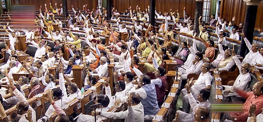 ಆಡಳಿತಾರೂಢ ಎನ್ಡಿಎ ಸಂಸದರು ಕೈ ಎತ್ತುವ ಮೂಲಕ ಬಹು ರಾಜ್ಯ ಸಹಕಾರ ಸಂಘಗಳ (ತಿದ್ದುಪಡಿ) ಮಸೂದೆ–2023 ಕ್ಕೆ ಮಂಗಳವಾರ ಬೆಂಬಲ ಸೂಚಿಸಿದರು –ಪಿಟಿಐ ಚಿತ್ರ