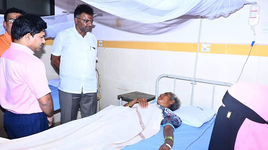 ಬೀದರ್ ತಾಲ್ಲೂಕಿನ ಮನ್ನಳ್ಳಿ ಗ್ರಾಮದ ಪ್ರಾಥಮಿಕ ಆರೋಗ್ಯ ಕೇಂದ್ರಕ್ಕೆ ಶನಿವಾರ ಭೇಟಿ ನೀಡಿದ ಬೀದರ್ ದಕ್ಷಿಣ ಶಾಸಕ ಡಾ. ಶೈಲೇಂದ್ರ ಬೆಲ್ದಾಳೆ ಅವರು ರೋಗಿಯೊಬ್ಬರ ಆರೋಗ್ಯ ವಿಚಾರಿಸಿದರು