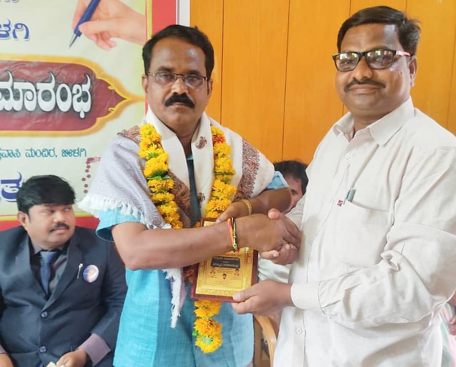 ಸುರಪುರದ ಪತ್ರಕರ್ತ ಮಹಾದೇವ ಬೊಮ್ಮನಳ್ಳಿ ಅವರಿಗೆ ಬೀಳಗಿಯಲ್ಲಿ ರಾಜ್ಯ ಮಟ್ಟದ ಮಾಧ್ಯಮ ರತ್ನ ಪ್ರಶಸ್ತಿ ನೀಡಿ ಗೌರವಿಸಲಾಯಿತು