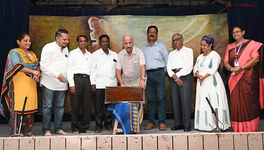 ದಾವಣಗೆರೆಯ ಎವಿಕೆ ಕಾಲೇಜಿನಲ್ಲಿ ಬುಧವಾರ ನಡೆದ ಕಾವ್ಯರಂಗ ವಿಶಿಷ್ಟ ರಂಗ ಪ್ರಯೋಗವನ್ನು ಜಾನಪದ ತಜ್ಞ ಎಂ.ಜಿ. ಈಶ್ವರಪ್ಪ ಉದ್ಘಾಟಿಸಿದರು.