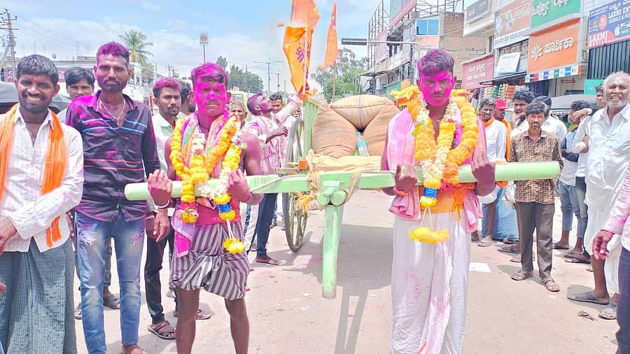 22ಎಸ್ಎಚ್ಪಿ 2: ಶಹಾಪುರ ತಾಲ್ಲೂಕಿನ ಗೋಗಿ ಗ್ರಾಮದಿಂದ ಸೋಮವಾರ ಯಾದಗಿರಿಯ ಸುಭಾಸ ಚೌಕ್ವರೆಗೆ ಸುಮಾರು 46 ಕಿ.ಮೀ. ವರೆಗೆ ಐದು ಕ್ವಿಂಟಲ್ ಜೋಳದ ಚೀಲವನ್ನು ಎತ್ತಿನ ಬಂಡಿಯಲ್ಲಿ ಹಾಕಿಕೊಂಡು ಬಂದ ಭೀಮರಡ್ಡಿ ಮತ್ತು ಮಾಳಪ್ಪ ಅವರಿಗೆ ತಲಾ 05 ತೊಲಿ ಬೆಳ್ಳಿ ಕಡಗ ಹಾಕಿ ಸನ್ಮಾನಿಸಿದರು