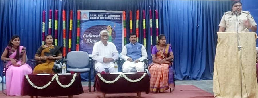 ಇಳಕಲ್ನ ವಿಜಯ ಮಹಾಂತೇಶ ಕಲೆ ಹಾಗೂ ವಾಣಿಜ್ಯ ಮಹಿಳಾ ಕಾಲೇಜಿನಲ್ಲಿ ಮಂಗಳವಾರ ನಡೆದ ಭಾರತೀಯ ಸಂಸ್ಕೃತಿ ದಿನಾಚರಣೆಯ ಸಮಾರಂಭದಲ್ಲಿ ಪಿಎಸ್ಐ ಕೃಷ್ಣವೇಣಿ ಗುರ್ಲಹೊಸೂರ ಮಾತನಾಡಿದರು.