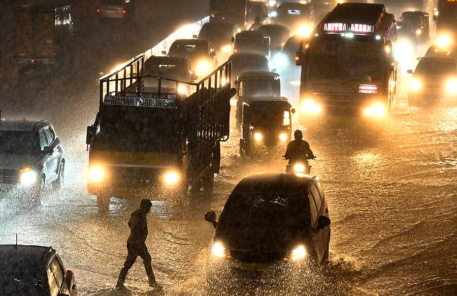 <div class="paragraphs"><p>ಮೈಸೂರು ರಸ್ತೆಯಲ್ಲಿರುವ ಸ್ಯಾಟ್ಲೈಟ್ ಬಸ್ ನಿಲ್ದಾಣ ಬಳಿ ಗುರುವಾರ ರಾತ್ರಿ ಸುರಿಯುತ್ತಿದ್ದ ಮಳೆಯಲ್ಲಿ ವಾಹನಗಳು ಸಂಚರಿಸಿದವು</p></div>