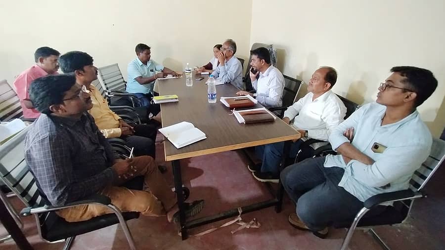 ಗುರುಮಠಕಲ್ ಪಟ್ಟಣದ ತಾಲ್ಲೂಕು ಪಂಚಾಯಿತಿ ಕಚೇರಿಯಲ್ಲಿ ಬುಧವಾರ ಅಧಿಕಾರಿಗಳು ಜಂಟಿಯಾಗಿ ಸಭೆ ನಡೆಸಿದರು.