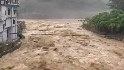 ಬಿಯಾಸ್ ನದಿ ಉಕ್ಕಿ ಹರಿಯುತ್ತಿರುವ ದೃಶ್ಯ