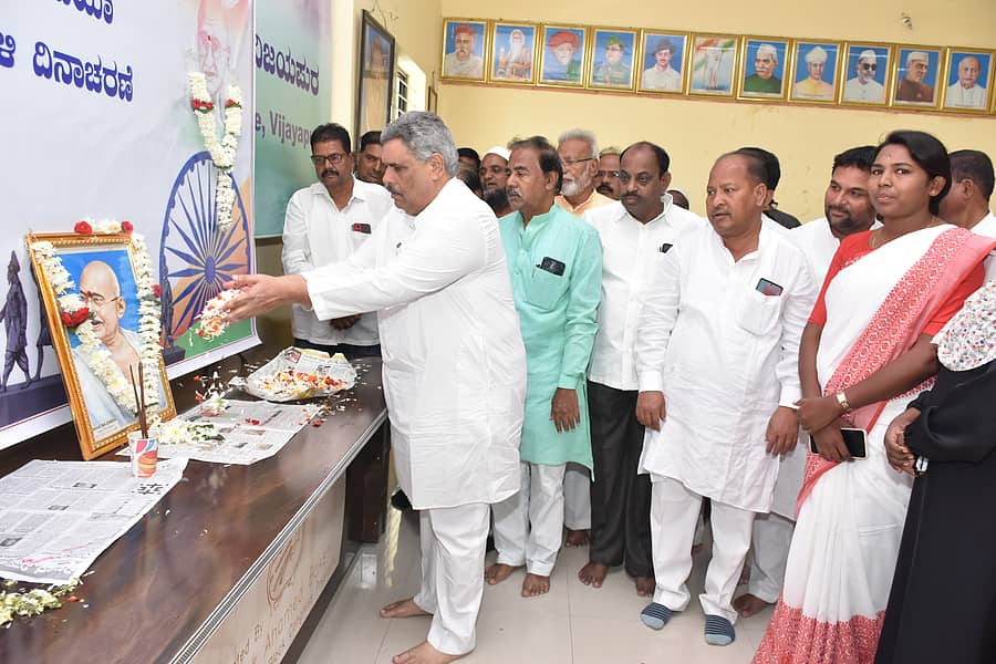 ವಿಜಯಪುರ ಜಿಲ್ಲಾ ಕಾಂಗ್ರೆಸ್ ಕಾರ್ಯಾಲಯದಲ್ಲಿ ಬುಧವಾರ ಆಯೋಜಿಸಿದ್ದ ‘ಬ್ರಿಟಿಷರೇ ಭಾರತ ಬಿಟ್ಟು ತೊಲಗಿ’ ಚಳವಳಿಯ 81ನೇ ವರ್ಷಾಚರಣೆಯಲ್ಲಿ ರಾಷ್ಟ್ರಪಿತ ಮಹಾತ್ಮ ಗಾಂಧಿ ಅವರ ಭಾವಚಿತ್ರಕ್ಕೆ ಕಾಂಗ್ರೆಸ್‌ ಜಿಲ್ಲಾ ಘಟಕದ ಅಧ್ಯಕ್ಷ ಪ್ರೊ.ರಾಜು ಆಲಗೂರ ಪುಷ್ಪಾರ್ಚನೆ ಸಲ್ಲಿಸಿದರು