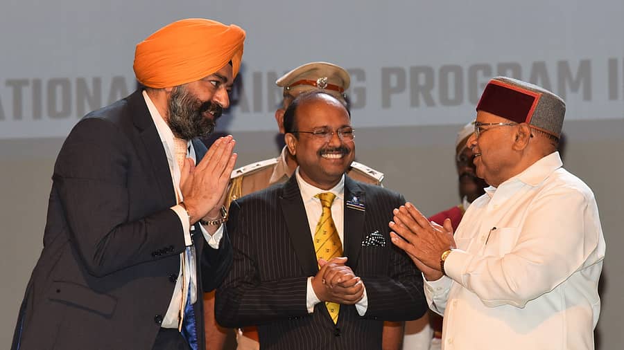 ಕಾರ್ಯಕ್ರಮದಲ್ಲಿ ರಾಜ್ಯಪಾಲ ಥಾವರಚಂದ್‌ ಗೆಹಲೋತ್ ಹಾಗೂ ಡಾ. ಬಲ್ವಿಂದರ್ ಸಿಂಗ್ ಠಕ್ಕರ್ ಅವರು ಉಭಯ ಕುಶಲೋಪರಿ ವಿಚಾರಿಸಿಕೊಂಡರು. ಡಾ. ಸಂಜಯ್ ಲಾಭ್ ಇದ್ದಾರೆ.