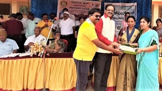 ಚಿಕ್ಕನಾಯಕನಹಳ್ಳಿಯಲ್ಲಿ ನಡೆದ ಹಿರಿಯ ನಾಗರಿಕರ ಕ್ರೀಡಾಕೂಟದಲ್ಲಿ ವಿಜೇತರಿಗೆ ಬಹುಮಾನ ವಿತರಿಸಲಾಯಿತು