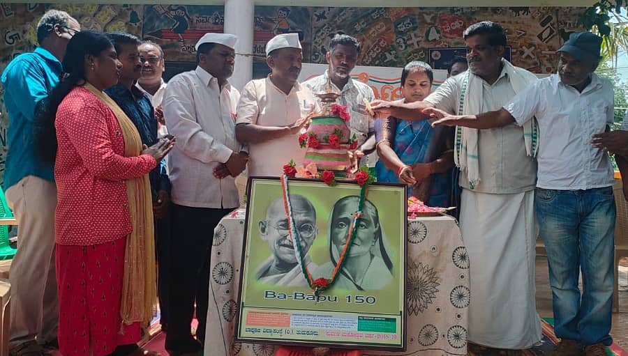 ಚಿಕ್ಕನಾಯಕನಹಳ್ಳಿ ತಾಲ್ಲೂಕಿನ ಸೊಂಡೇನಹಳ್ಳಿ ಶಾಲೆಯಲ್ಲಿ ಕ್ವಿಟ್ ಇಂಡಿಯಾ ಚಳವಳಿ ಸ್ಮರಣೆ ಕಾರ್ಯಕ್ರಮ ನಡೆಯಿತು