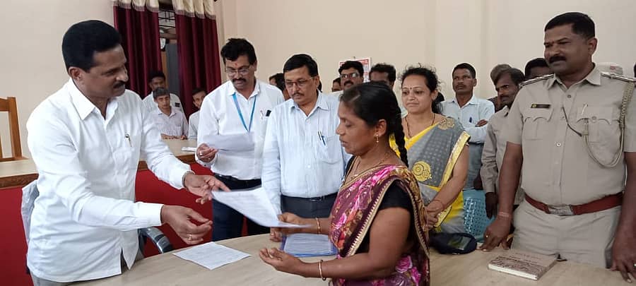 ಸಿದ್ದಾಪುರದ ಆಡಳಿತ ಸೌಧದಲ್ಲಿ ಆಯೋಜಿಸಿದ್ದ ಕಾರ್ಯಕ್ರಮದಲ್ಲಿ ಮನೆ ಕಳೆದುಕೊಂಡ ಸಂತ್ರಸ್ತರಿಗೆ ಮಂಜೂರಾದ ಪರಿಹಾರ ಮತ್ತು ಮಂಜೂರಾತಿ ಪತ್ರವನ್ನು ಫಲಾನುಭವಿಗಳಿಗೆ ಶಾಸಕ ಭೀಮಣ್ಣ ನಾಯ್ಕ ವಿತರಿಸಿದರು