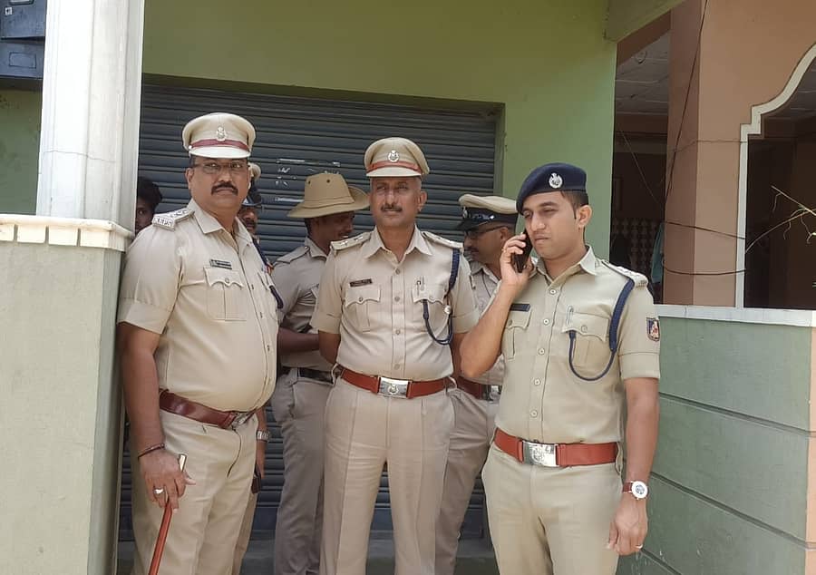 ಕೊಲೆ ನಡೆದ ನಾಗಮಂಗಲ ಪಟ್ಟಣದ ಮುಳಕಟ್ಟೆ ರಸ್ತೆಯ ಮನೆಗೆ ಎಸ್ಪಿ ಯತೀಶ್ ಭೇಟಿ ನೀಡಿ ಪರಿಶೀಲನೆ ನಡೆಸಿದರು