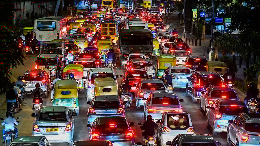 ನಗರದ ರೆಸಿಡೆನ್ಸಿ ರಸ್ತೆಯಲ್ಲಿ ಶನಿವಾರ ವಾಹನ ದಟ್ಟಣೆ ಕಂಡುಬಂತು -ಪ್ರಜಾವಾಣಿ ಚಿತ್ರ