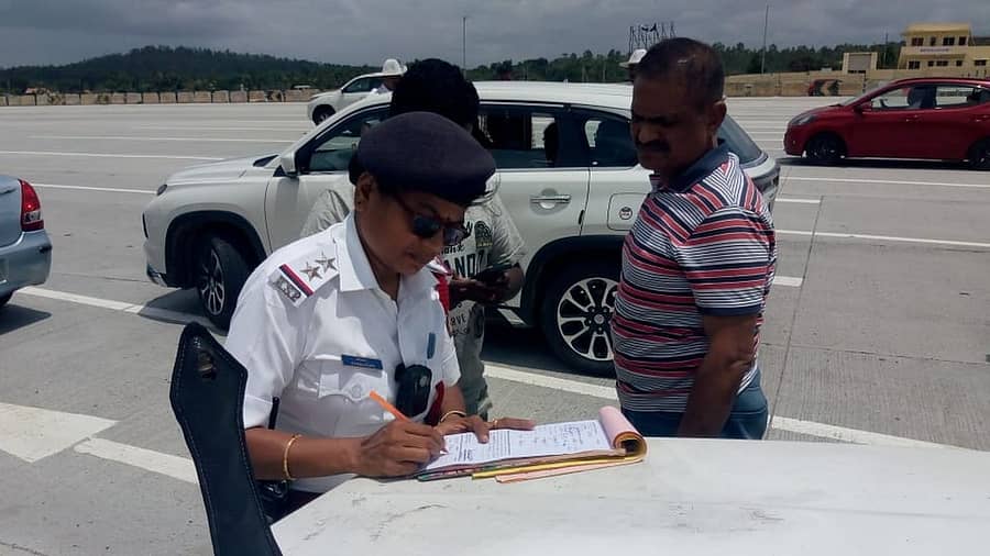 ಬೆಂಗಳೂರು– ಮೈಸೂರು ಎಕ್ಸ್ಪ್ರೆಸ್ವೇಯಲ್ಲಿ ವೇಗ ಮಿತಿ ಮೀರಿದ ವಾಹನ ಸವಾರರಿಗೆ ಟ್ರಾಫಿಕ್ ಪೊಲೀಸರು ದಂಡ ವಿಧಿಸುತ್ತಿರುವುದು