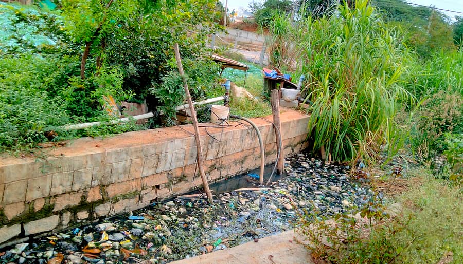 ಶ್ರೀನಿವಾಸಪುರದ ಸಕರ್ಾರಿ ಆಸ್ಪತ್ರೆ ಹಿಂಭಾಗದಲ್ಲಿ ಕೊಳೆತು ನಾರುತ್ತಿರುವ ಚರಂಡಿ. 3