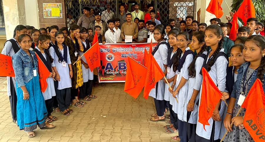 ಹೊಸ ರಾಷ್ಟ್ರೀಯ ಶಿಕ್ಷಣ ನೀತಿ ಜಾರಿಗೆ ಒತ್ತಾಯಿಸಿ ಹಾನಗಲ್‌ನಲ್ಲಿ ಎಬಿವಿಪಿ ವತಿಯಿಂದ ಶಿರಸ್ತೇದಾರ್ ಕಾಂಬ್ಳಿ ಅವರಿಗೆ ಗುರುವಾರ ಮನವಿ ಸಲ್ಲಿಸಲಾಯಿತು