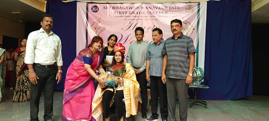ಕೆಜಿಎಫ್ ಜೈನ್ ಕಾಲೇಜಿನ ವಿದ್ಯಾರ್ಥಿನಿ ಹಾಗೂ ವಿಶ್ವ ಸ್ನೂಕರ್ ಚಾಂಪಿಯನ್‌ ಆಗಿರುವ ಕೀರ್ತನಾ ಪಾಂಡ್ಯನ್‌ ಅವರನ್ನು ಕಾಲೇಜಿನಲ್ಲಿ ಸನ್ಮಾನಿಸಲಾಯಿತು