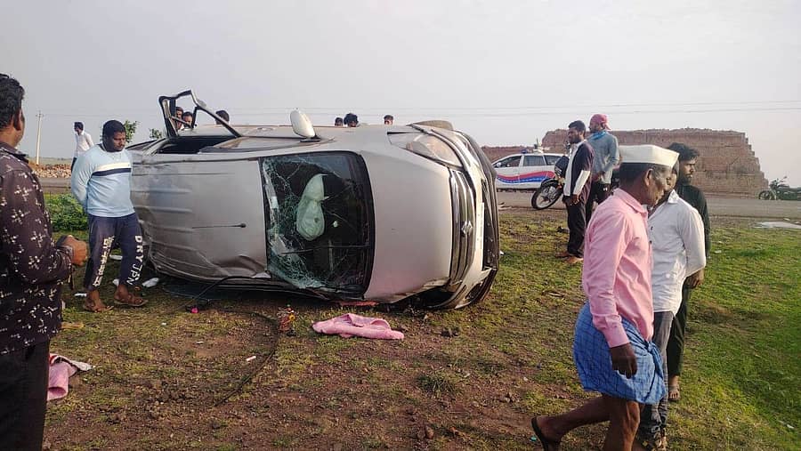ದೇವರಹಿಪ್ಪರಗಿ ಪಟ್ಟಣದ ಹತ್ತಿರ ರಾಷ್ಟ್ರೀಯ ಹೆದ್ದಾರಿ-50ರಲ್ಲಿ ಅಪಘಾತಕ್ಕೆ ಇಡಾದ ಕಾರು.