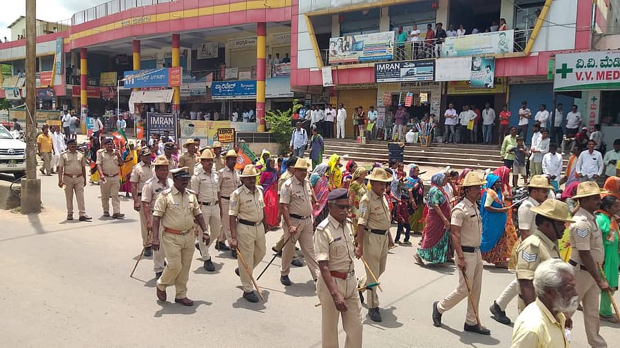 ಚಿತ್ತಾಪುರ ಪಟ್ಟಣದಲ್ಲಿ ಬಿಜೆಪಿ ಹಮ್ಮಿಕೊಂಡಿರುವ ಪ್ರತಿಭಟನೆಯ ಅಂಗವಾಗಿ ಬಂದೋಬಸ್ತ್ಗೆ ನಿಯೋಜನೆಗೊಂಡ ಪೊಲೀಸರು