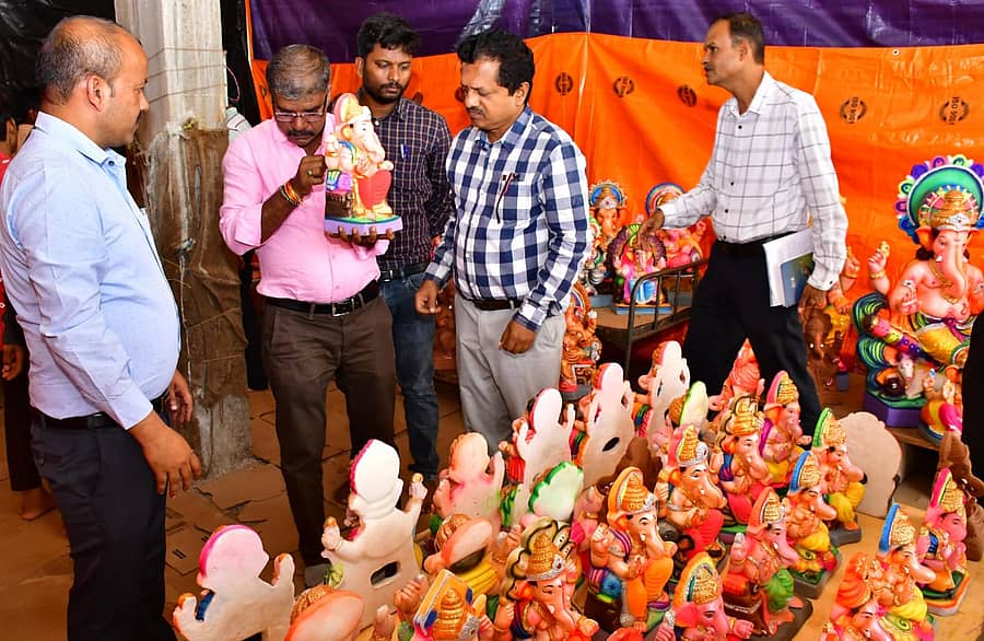 ಧಾರವಾಡದಲ್ಲಿ ಮಳಿಗೆಯೊಂದರಲ್ಲಿ ಸಂಗ್ರಹಿಸಿ ಇಟ್ಟಿದ್ದ ಗಣೇಶ ಮೂರ್ತಿಗಳನ್ನು ಅಧಿಕಾರಿಗಳು ಪರಿಶೀಲಿಸಿದರು