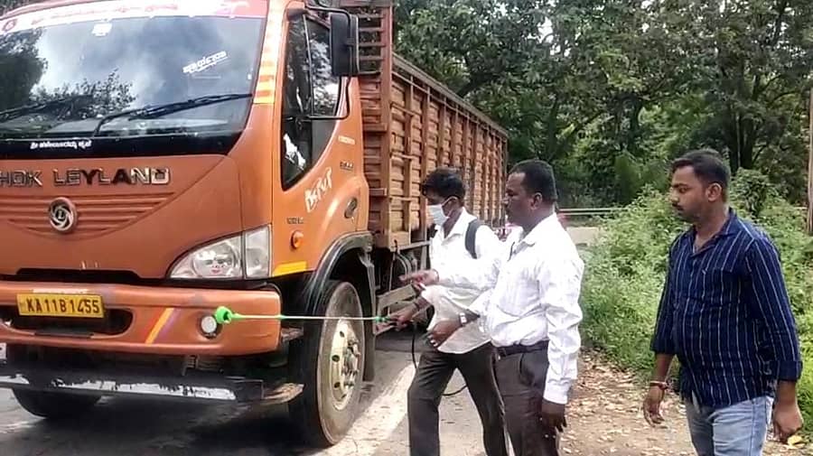 ಗುಂಡ್ಲುಪೇಟೆ ತಾಲ್ಲೂಕಿನ ಕೇರಳ ಗಡಿ ಮೂಲೆಹೊಳೆ ಚೆಕ್ ಪೋಸ್ಟ್‌ನಲ್ಲಿ ಕೇರಳದಿಂದ ರಾಜ್ಯ ಪ್ರವೇಶಿಸುವ ವಾಹನಗಳಿಗೆ ಸ್ಯಾನಿಟೈಸರ್ ಸಿಂಪಡಣೆ ಮಾಡಲಾಯಿತು. ಪಶುಪಾಲನಾ ಇಲಾಖೆ ಸಹಾಯಕ ನಿರ್ದೇಶಕ ಡಾ.ಮೋಹನ್ ಕುಮಾರ್ ಇದ್ದಾರೆ