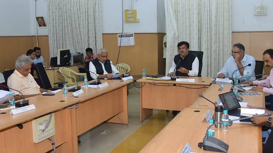 ಜನಹಿತ, ಆಕರ್ಷಕ ಬೆಂಗಳೂರು ವಿಷಯ ಕುರಿತು ಪ್ರತ್ಯೇಕ ಸಮಿತಿ ಜೊತೆ ಬಿಬಿಎಂಪಿ ಹಣಕಾಸು ವಿಭಾಗದ ವಿಶೇಷ ಆಯುಕ್ತ ಜಯರಾಮ ರಾಯಪುರ ನೇತೃತ್ವದಲ್ಲಿ ಸಭೆ ನಡೆಯಿತು