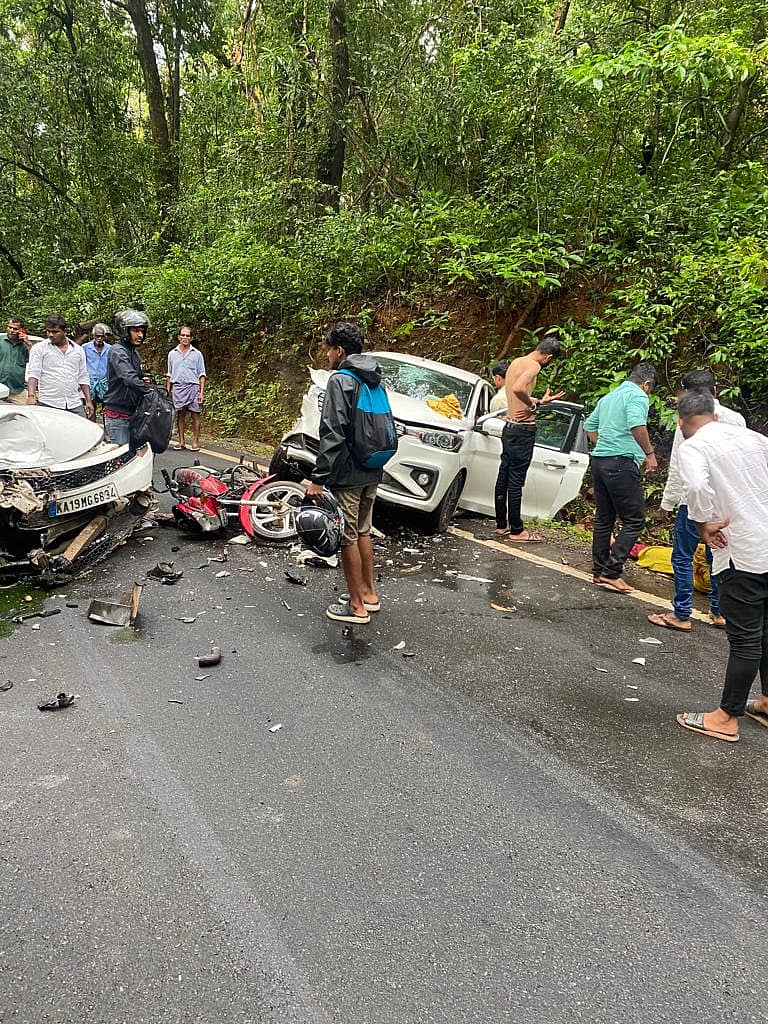 ಹೆಬ್ರಿಯ ನಾಡ್ಪಾಲು ಜಕ್ಕನಮಕ್ಕಿ ಎಂಬಲ್ಲಿ ಶುಕ್ರವಾರ ಓವರ್ ಟೆಕ್ ಬರದಲ್ಲಿ ಭೀಕರ ಅಪಘಾತ ಸಂಭವಿಸಿದ್ದು, ಕಾರುಗಳು ಹಾಗೂ ಬೈಕ್ ನುಜ್ಜುಗುಜ್ಜಾಗಿದೆ