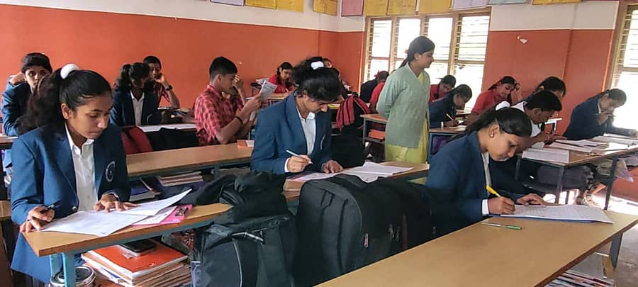 ಸೋಮವಾರಪೇಟೆ ಸಂತ ಜೊಸೇಫ್ರ ಪದವಿ ಕಾಲೇಜಿನಲ್ಲಿ ನಡೆದ ಜೆಸಿಐ ಭಾರತ ರಾಷ್ಟ್ರೀಯ ಪ್ರತಿಭಾನ್ವೇಷಣಾ ಪರೀಕ್ಷೆಯಲ್ಲಿ ಪಾಲ್ಗೊಂಡಿದ್ದ ವಿದ್ಯಾರ್ಥಿಗಳು