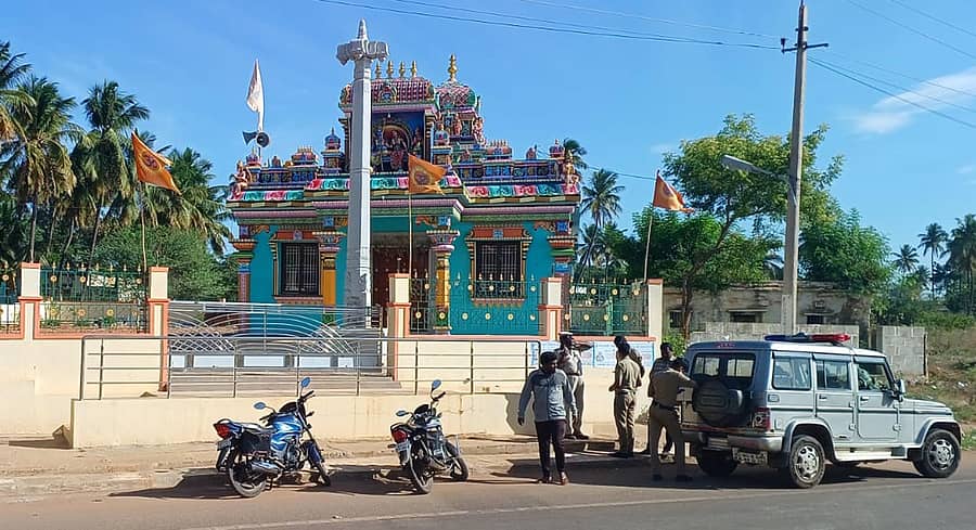 ಶಿಡ್ಲಘಟ್ಟದ ಶ್ರೀ ಆಂಜನೇಯ ಸ್ವಾಮಿ ದೇವಸ್ಥಾನದಲ್ಲಿಕಳ್ಳತನವಾಗಿದ್ದರಿಂದ ಪೊಲೀಸರು ಬಂದು ಪರಿಶೀಲಿಸಿದರು