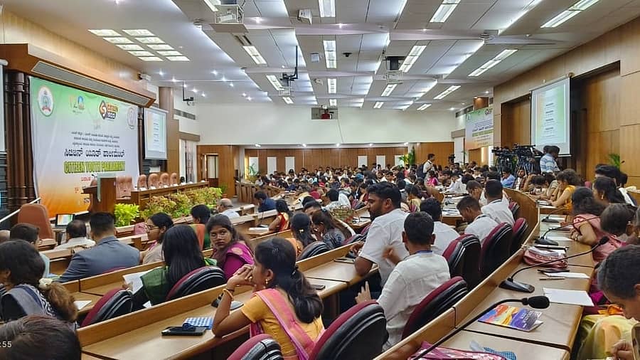 ಈಚೆಗೆ ಬೆಂಗಳೂರಿನ ವಿಕಾಸ ಸೌಧದ ಬ್ಯಾಂಕ್ವೆಟ್ ಹಾಲಿನಲ್ಲಿ ಜರುಗಿದ ಮಾದರಿ ಅಣಕು ಸಂಸತ್