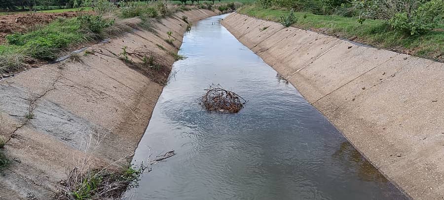 ಹೂವಿನಹಡಗಲಿ ತಾಲ್ಲೂಕಿನಲ್ಲಿ ಸಿಂಗಟಾಲೂರು ಯೋಜನೆಯ ಕಾಲುವೆ ನೀರು ಹರಿಯುತ್ತಿರುವುದು