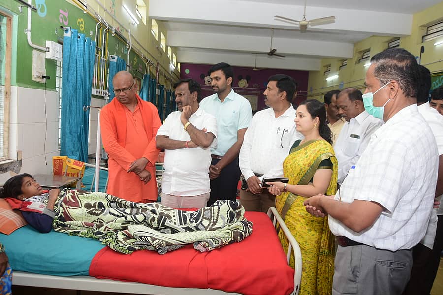 ಚಿತ್ರದುರ್ಗದ ಜಿಲ್ಲಾ ಆಸ್ಪತ್ರೆಯಲ್ಲಿ ಚಿಕಿತ್ಸೆ ಪಡೆಯುತ್ತಿರುವ ಅಸ್ವಸ್ಥರ ಆರೋಗ್ಯವನ್ನು ಕೇಂದ್ರ ಸಚಿವ ಎ.ನಾರಾಯಣಸ್ವಾಮಿ ವಿಚಾರಿಸಿದರು. ಬಸವಮೂರ್ತಿ ಮಾದಾರ ಚನ್ನಯ್ಯ ಸ್ವಾಮೀಜಿ, ಜಿಲ್ಲಾಧಿಕಾರಿ ದಿವ್ಯಪ್ರಭು ಜಿ.ಆರ್.ಜೆ ಇದ್ದಾರೆ.